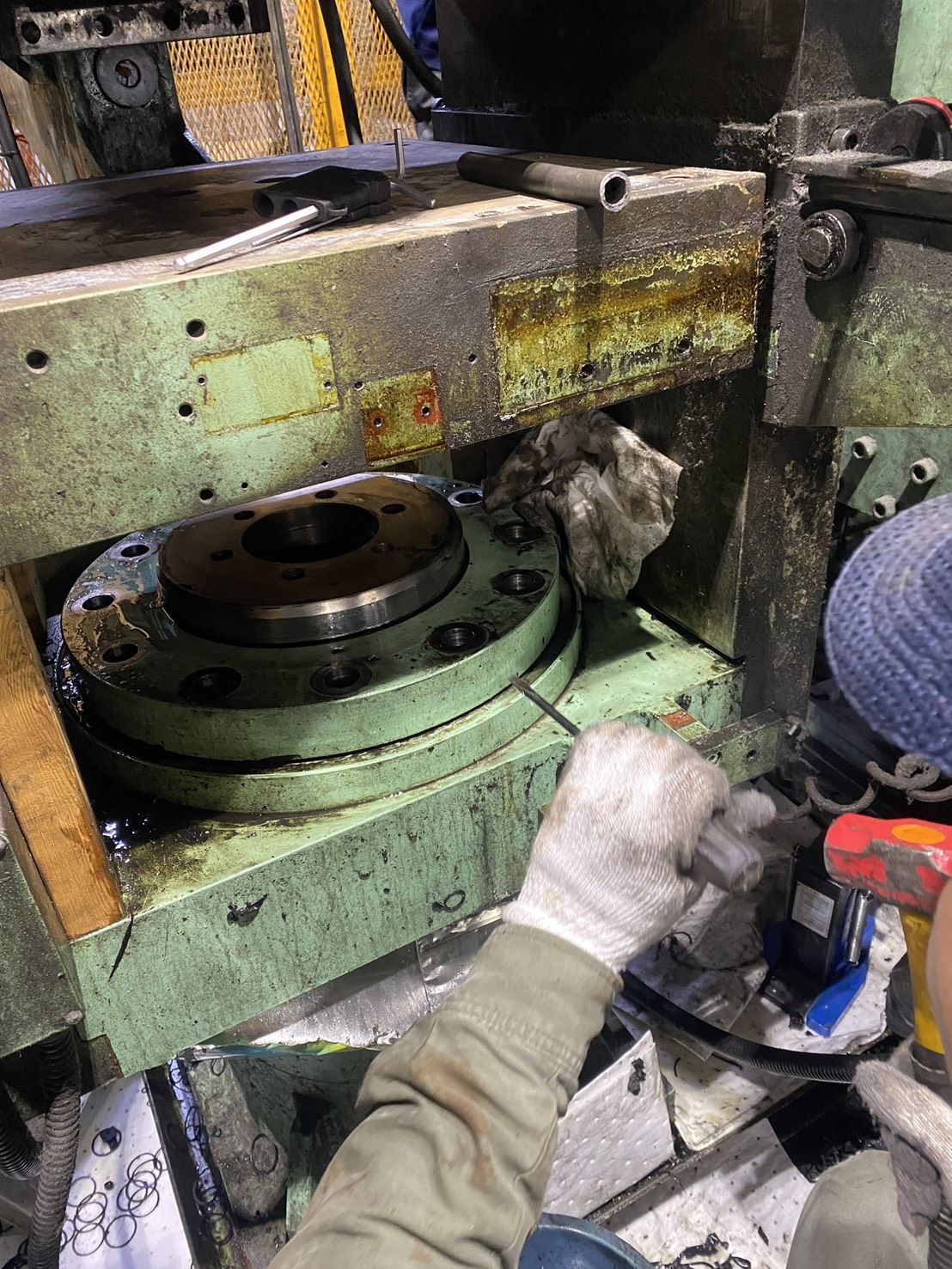 旧電機の油圧シリンダー工事の研修を行いました。