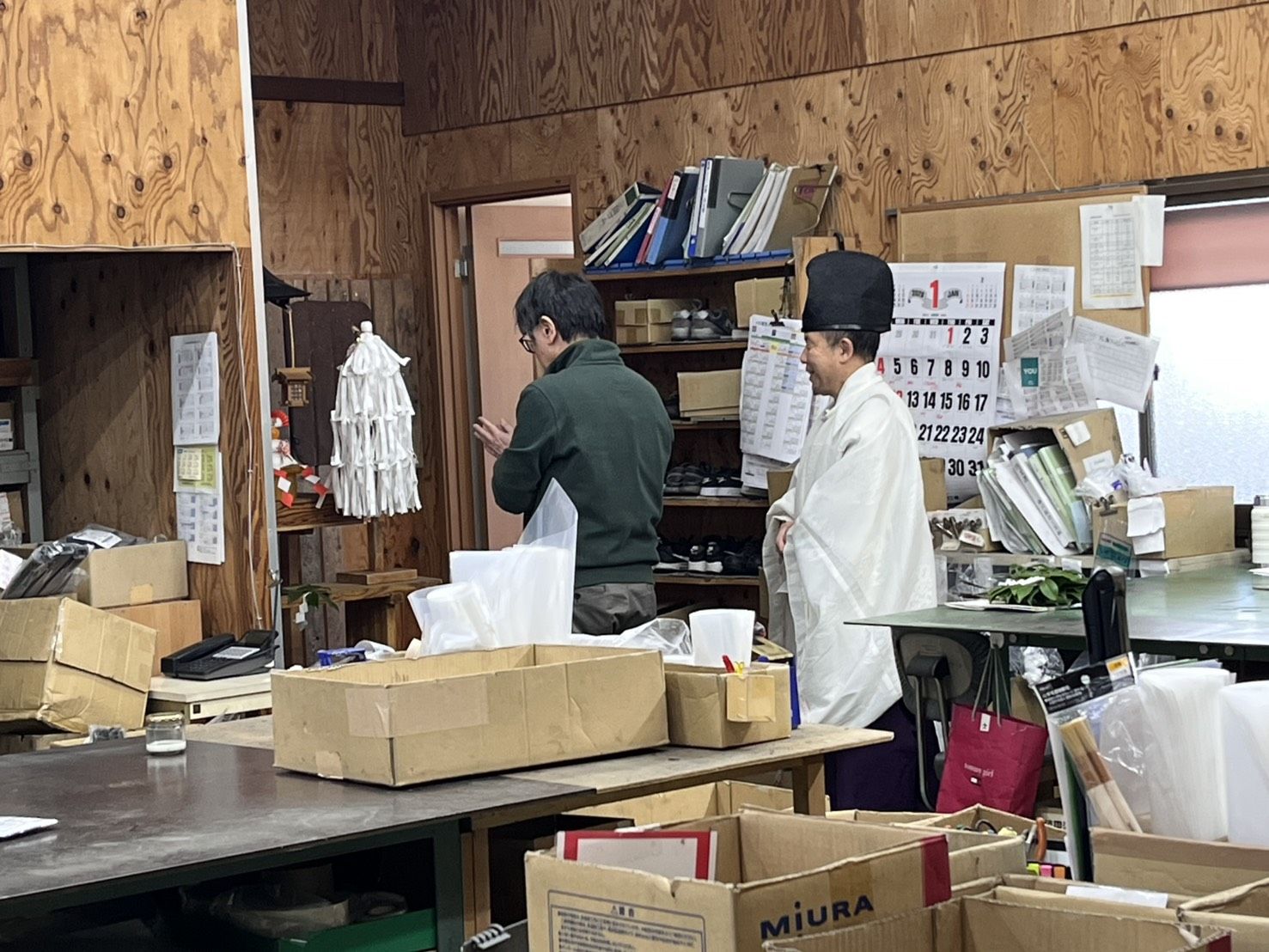 今日は仕事納めでした。
毎年恒例の安神社のお祓いです。